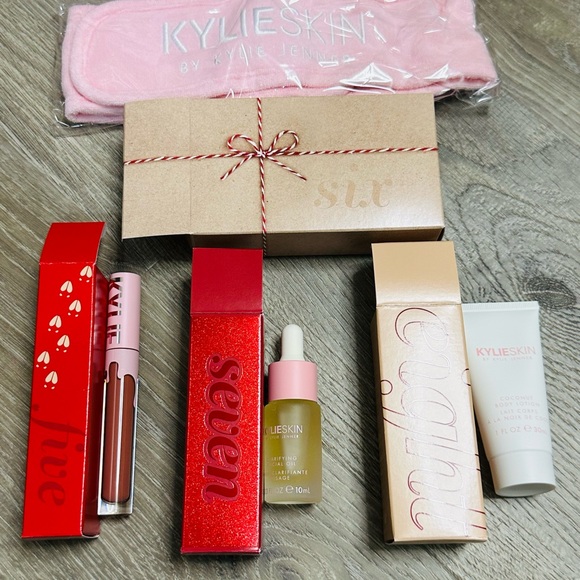 Kylie Holiday Advent Calendar Set - 12 Day of Kylie - Picture 6 of 8